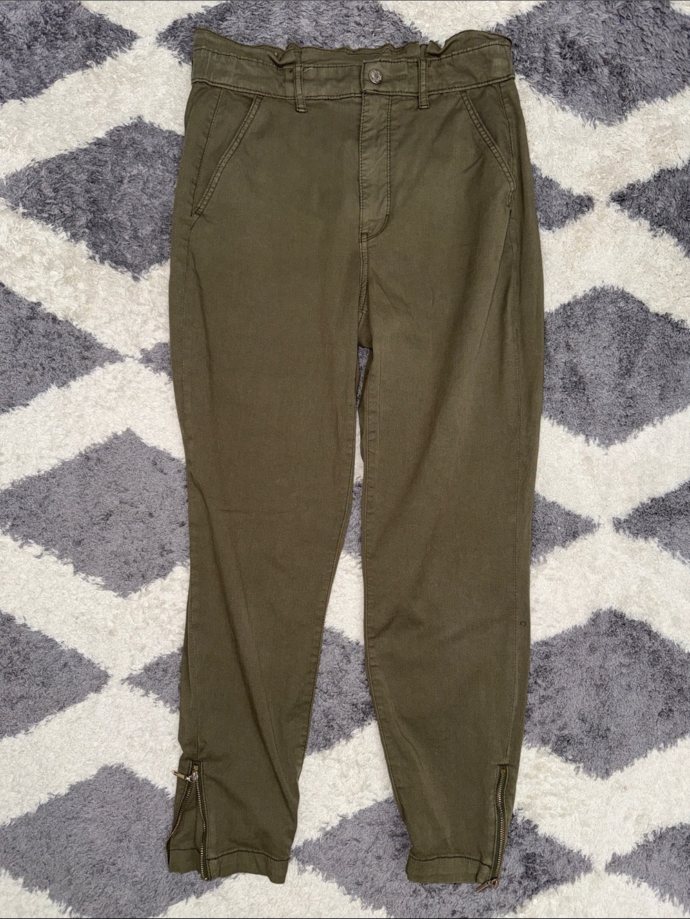 White House Black Market Extra High Rise slim ankle olive green pants size 8